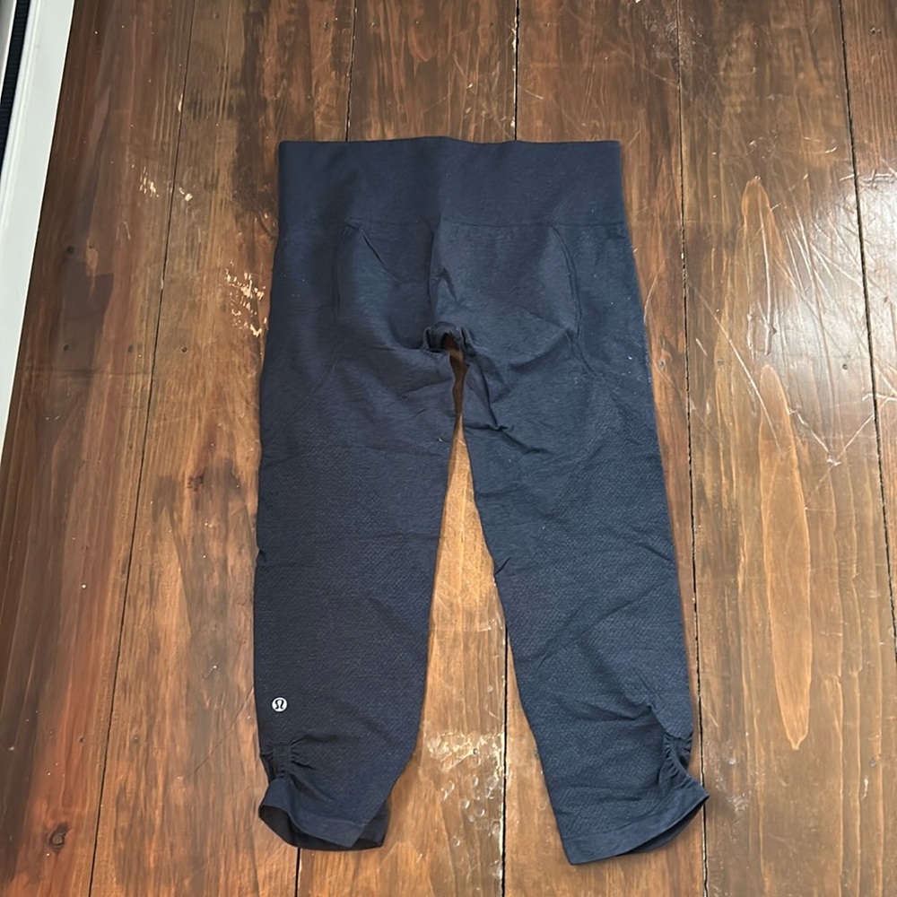 Lululemon navy seamless Capri leggings